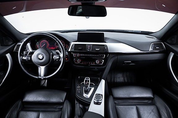 BMW 330i 18 of 27