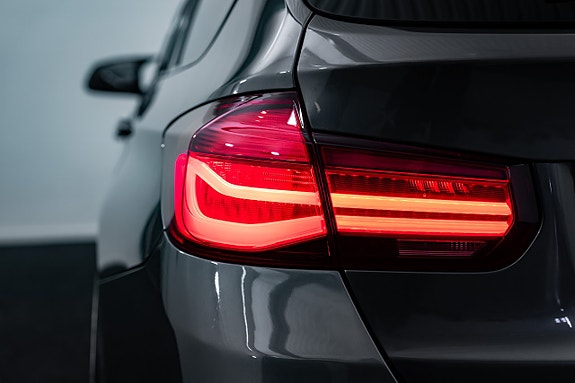 BMW 330i 13 of 27