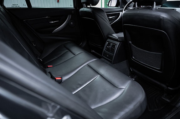 BMW 330i 26 of 27