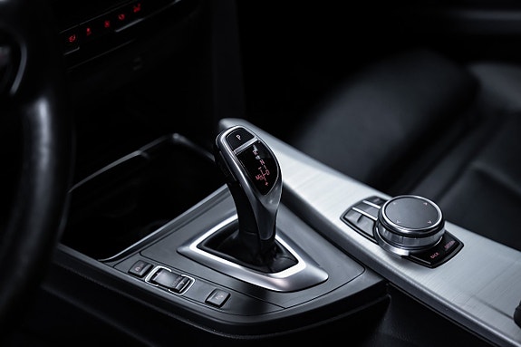 BMW 330i 17 of 27