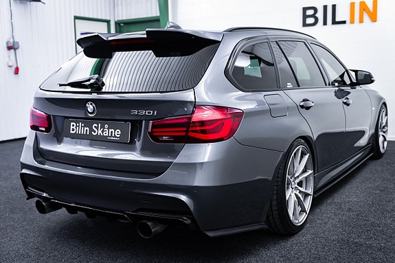 BMW 330i 14 of 27