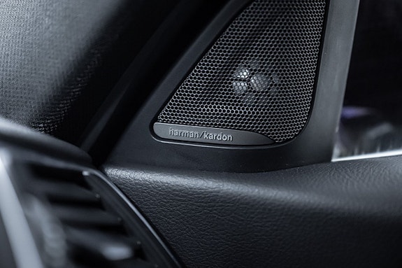 BMW 330i 25 of 27