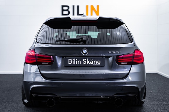 BMW 330i 11 of 27