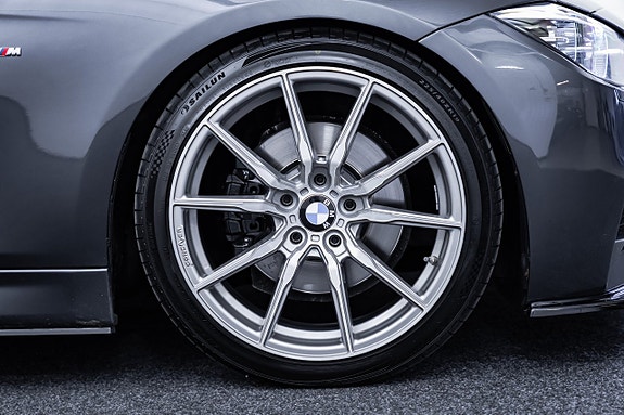 BMW 330i 7 of 27