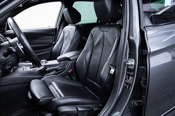 BMW 330i 24 of 27