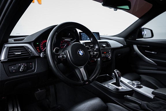 BMW 330i 16 of 27