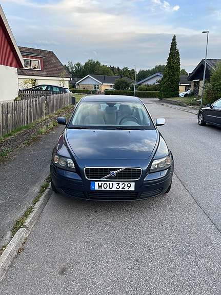 Volvo S40 2 of 12