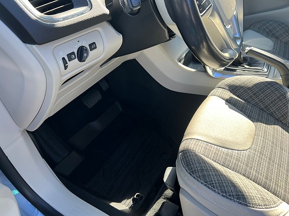 Volvo V40 16 of 28