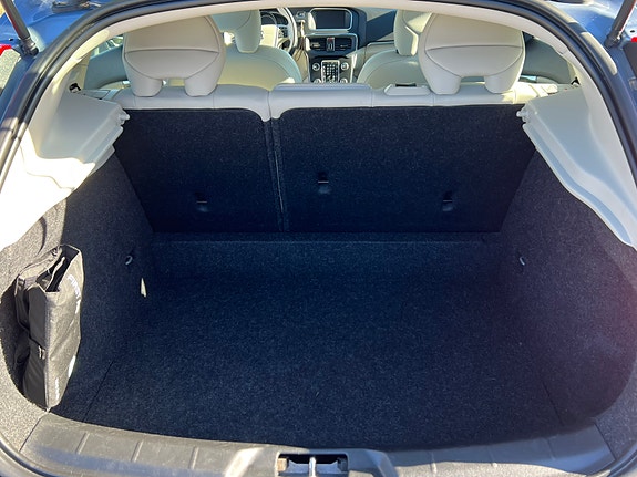 Volvo V40 13 of 28