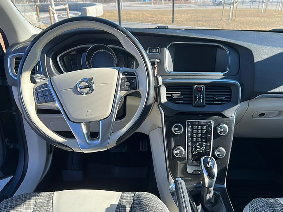Volvo V40 18 of 28