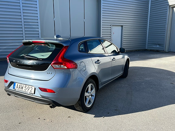 Volvo V40 2 of 28