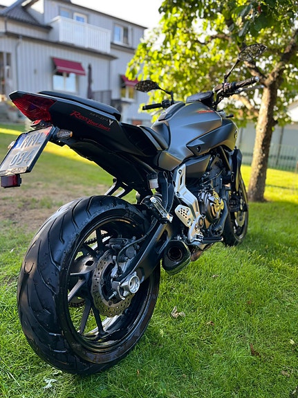 Yamaha MT-07 2 of 4