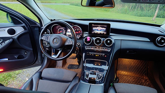 Mercedes-Benz C220 3 of 3
