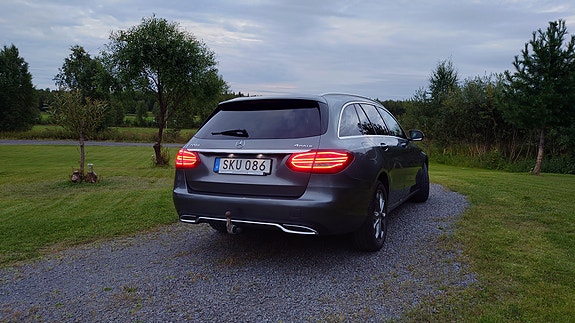 Mercedes-Benz C220 2 of 3