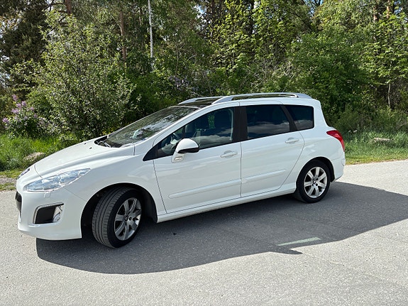 Peugeot 308 SW 2 of 4