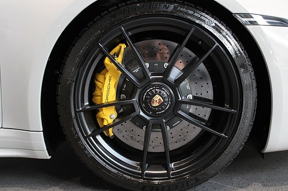 Porsche 911 Carrera 4 GTS 10 of 20