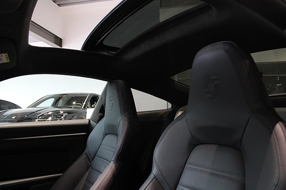 Porsche 911 Carrera 4 GTS 15 of 20