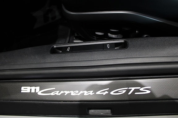 Porsche 911 Carrera 4 GTS 17 of 20