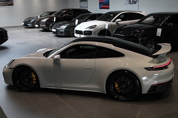 Porsche 911 Carrera 4 GTS 9 of 20