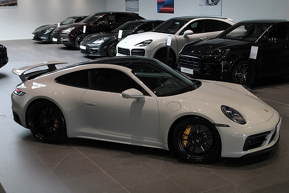 Porsche 911 Carrera 4 GTS 8 of 20
