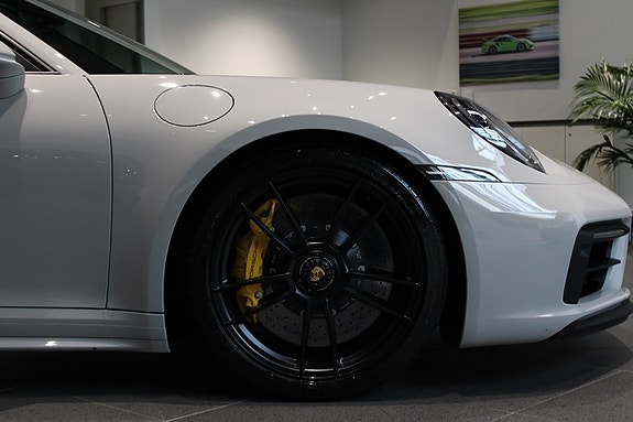 Porsche 911 Carrera 4 GTS 7 of 20