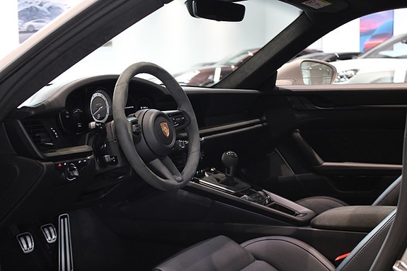 Porsche 911 Carrera 4 GTS 6 of 20