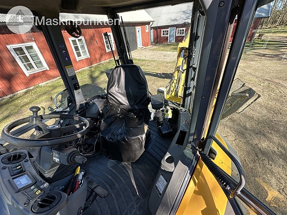 New Holland LB115 11 of 27