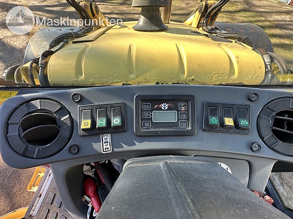 New Holland LB115 14 of 27
