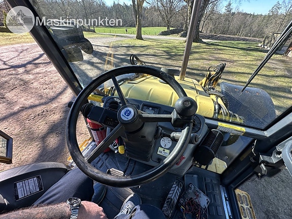 New Holland LB115 13 of 27