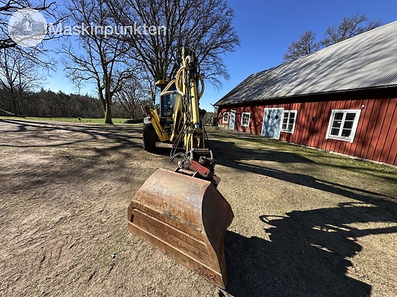 New Holland LB115 6 of 27