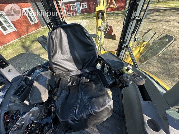 New Holland LB115 12 of 27