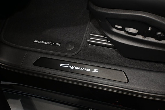 Porsche Cayenne 12 of 28