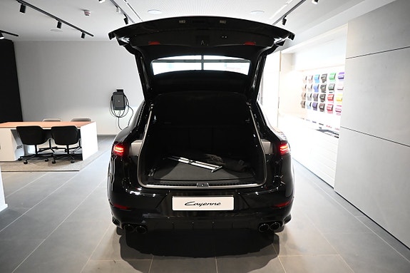 Porsche Cayenne 9 of 28