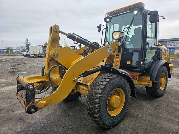 CAT 906 M 4 of 10