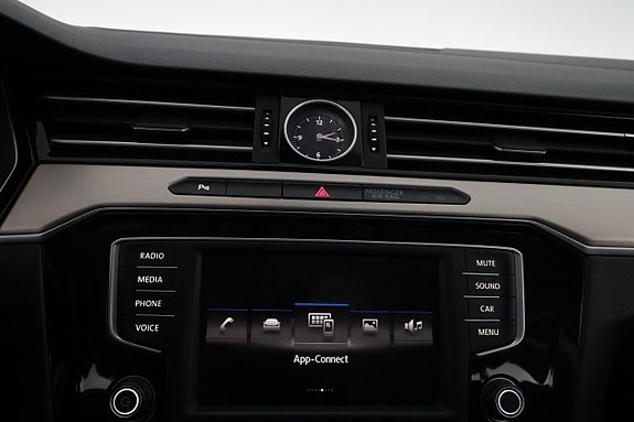 Volkswagen Passat 17 of 26