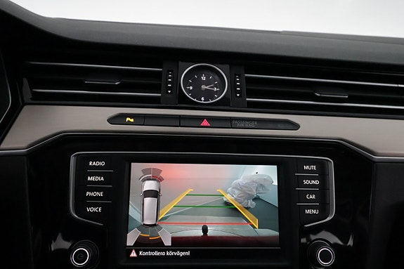 Volkswagen Passat 18 of 26