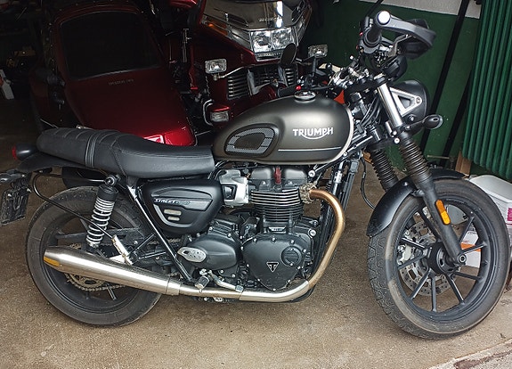 Triumph STREET TWIN 2 of 4