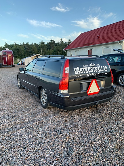 Volvo V70 2 of 7