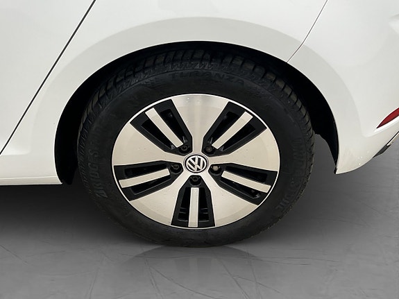 Volkswagen e-Golf VII 26 of 28