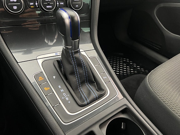 Volkswagen e-Golf VII 16 of 28