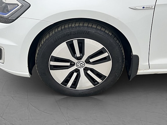 Volkswagen e-Golf VII 25 of 28