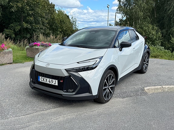 Toyota C-HR 2 of 22