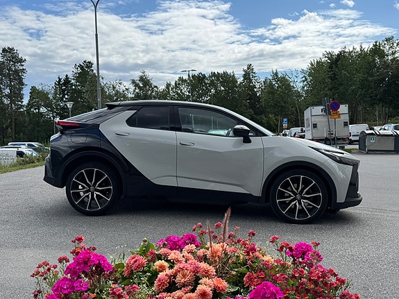Toyota C-HR 3 of 22