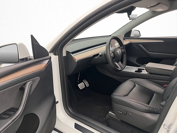 Tesla Model Y 12 of 30