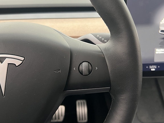 Tesla Model Y 16 of 30