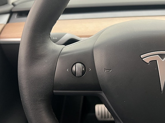 Tesla Model Y 14 of 30