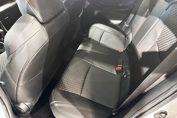Toyota Yaris 8 of 12