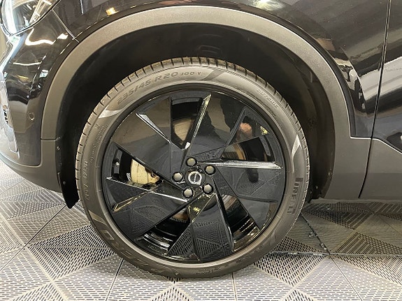 Volvo EX40 11 of 19