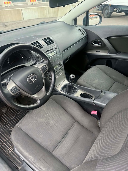 Toyota Avensis 7 of 9