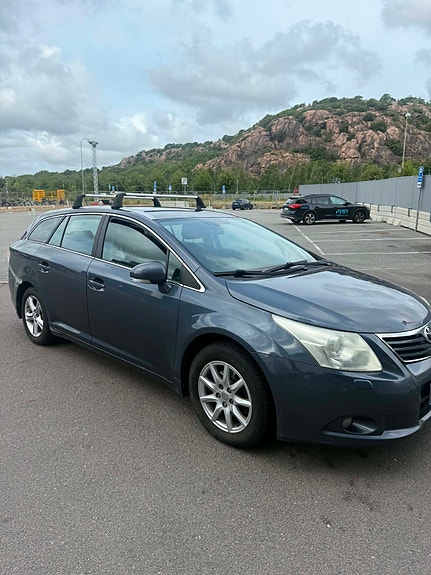 Toyota Avensis 2 of 9